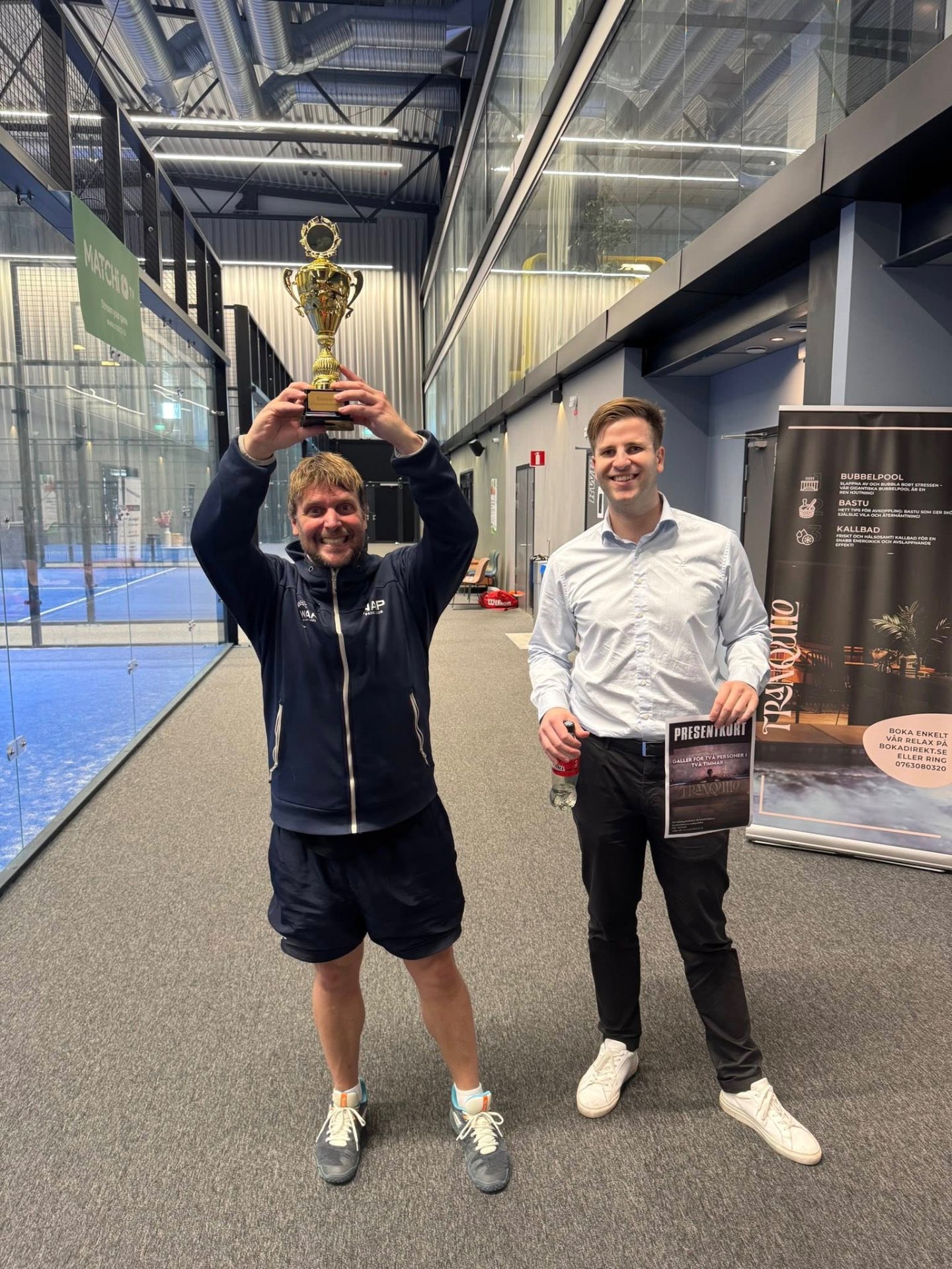 Vinnare lyfter pokal efter Padeltogether-turnering