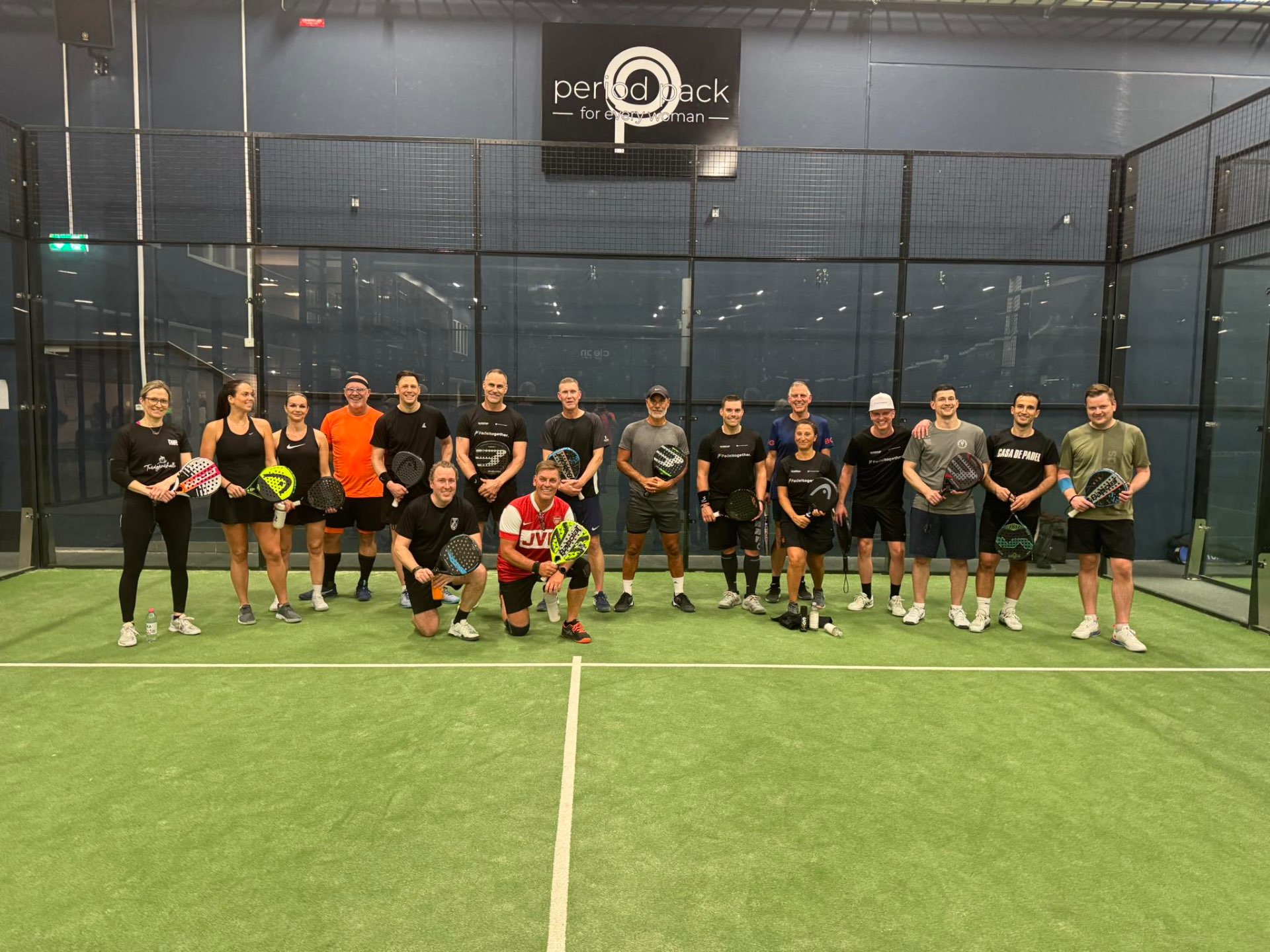 Padeltogether-gänget samlade på padelbanan