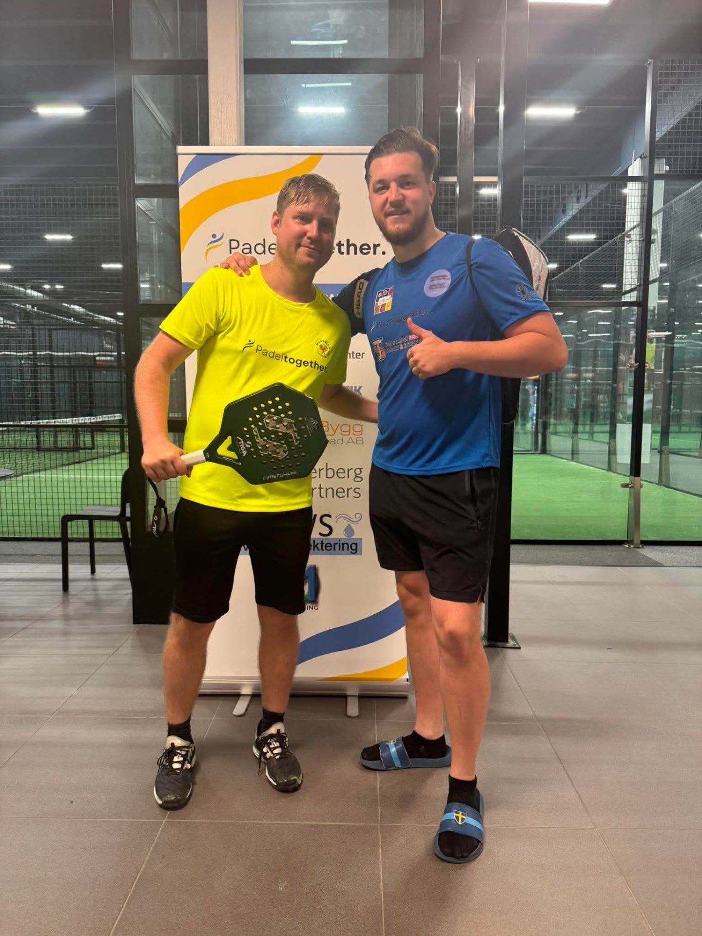 Padeltogether-spelare i gula och blå matchtröjor efter match