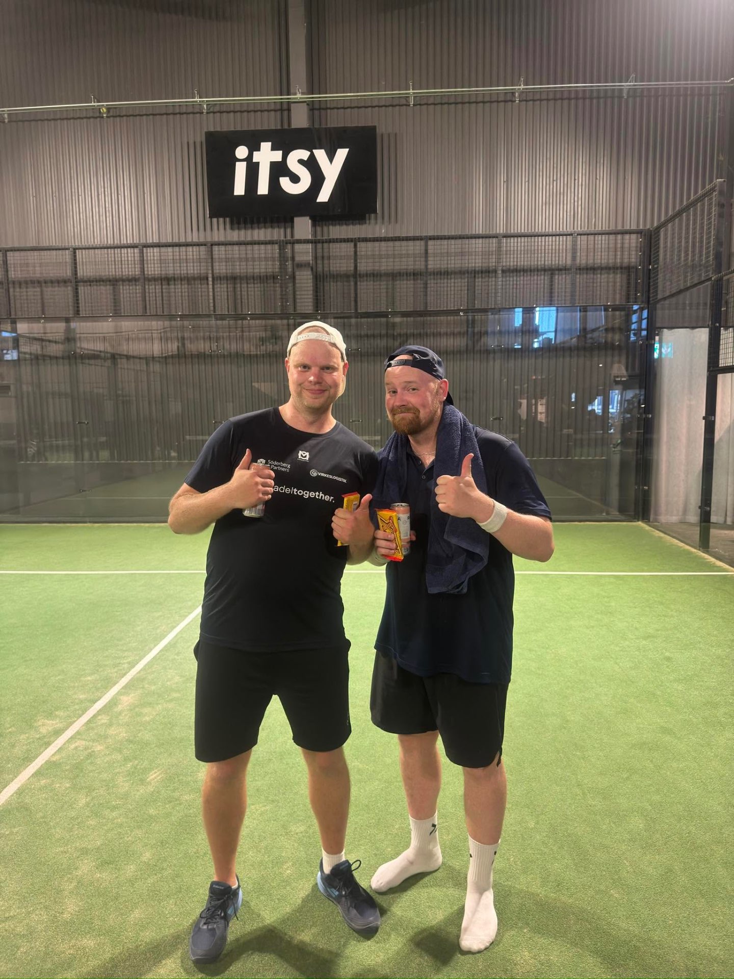 Padeltogether-spelare med tummarna upp efter gemensam padelaktivitet
